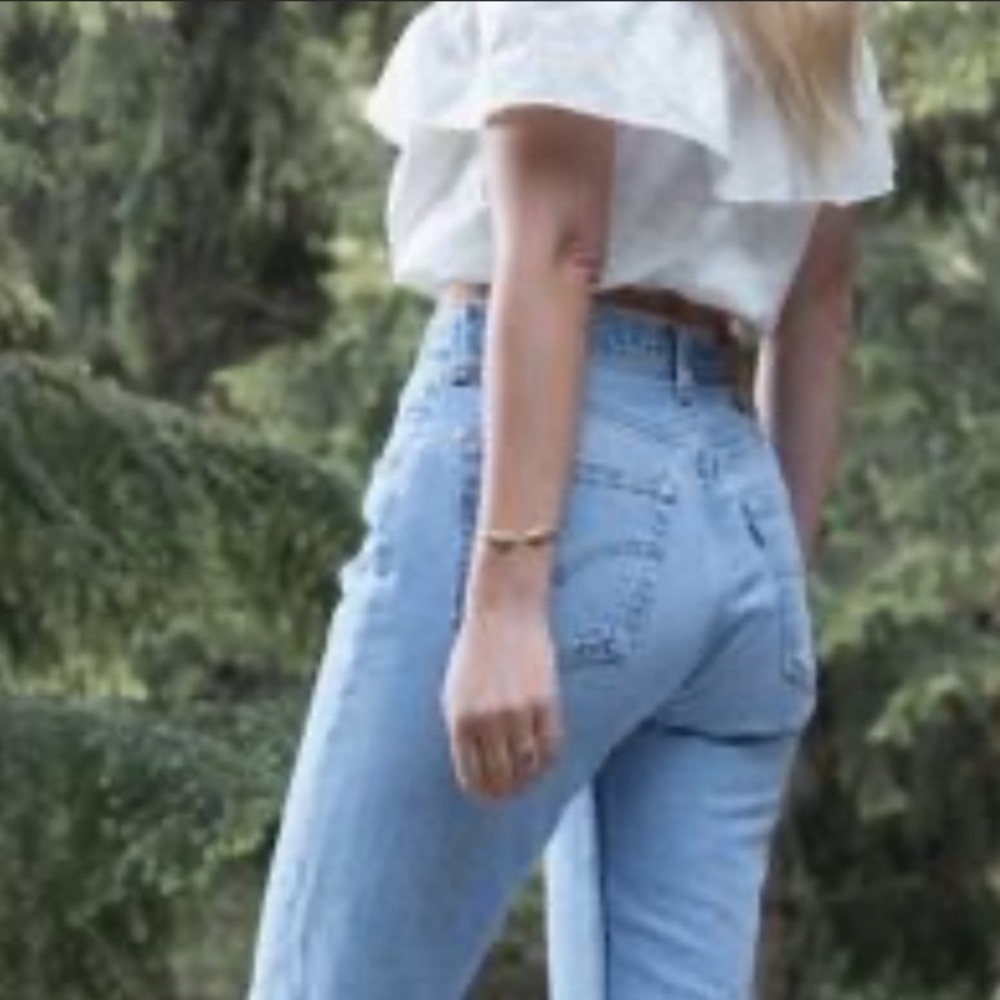 Levi’s Vintage Jeans 550 Relaxed Fit High Rise Tapering Leg Medium Blue Wash